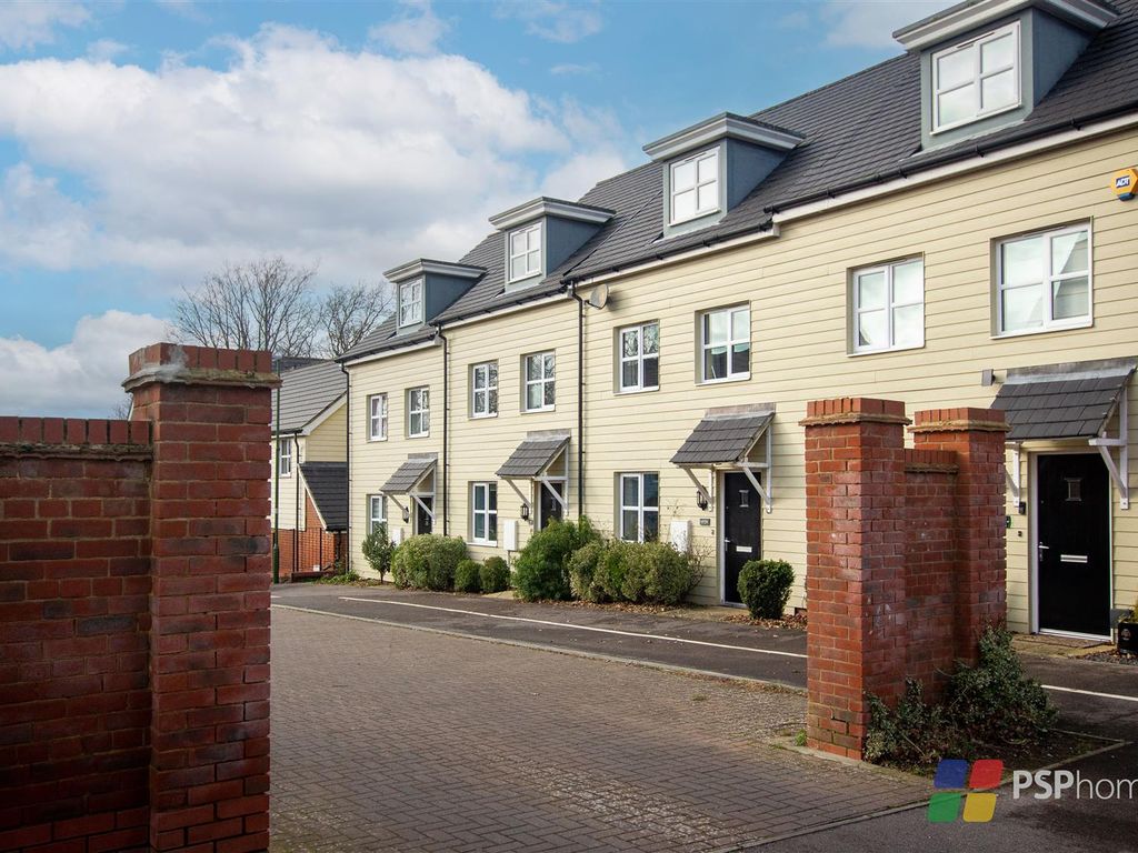 3 bed terraced house for sale in Larkspur Drive, Burgess Hill RH15 Zoopla
