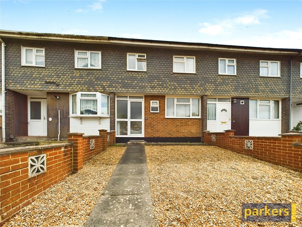 3 bed terraced house for sale in Hexham Road, Reading, Berkshire RG2, £