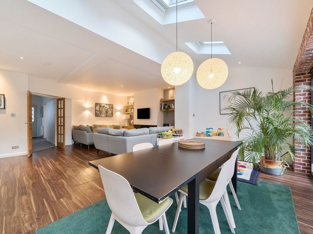 4 bed semidetached house for sale in Priestlands Park Road, Sidcup