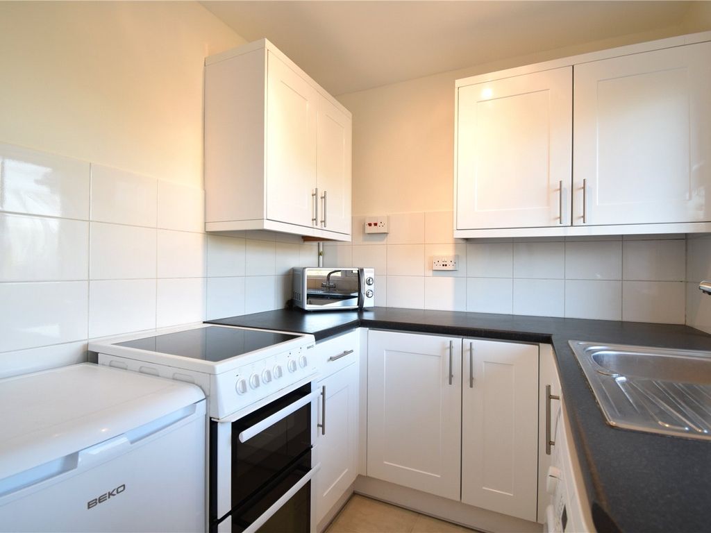 Studio to rent in Farm Way, Bushey, Hertfordshire WD23, £1,000 pcm Zoopla