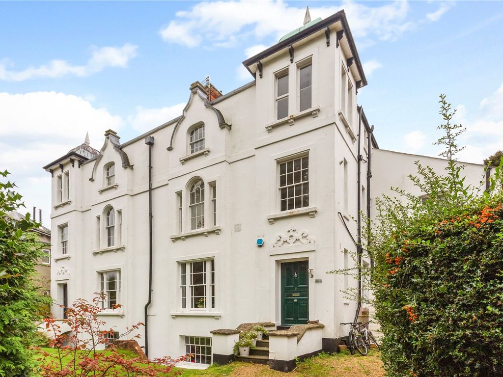 3 bed flat for sale in Donnington Square, Newbury, Berkshire RG14, £