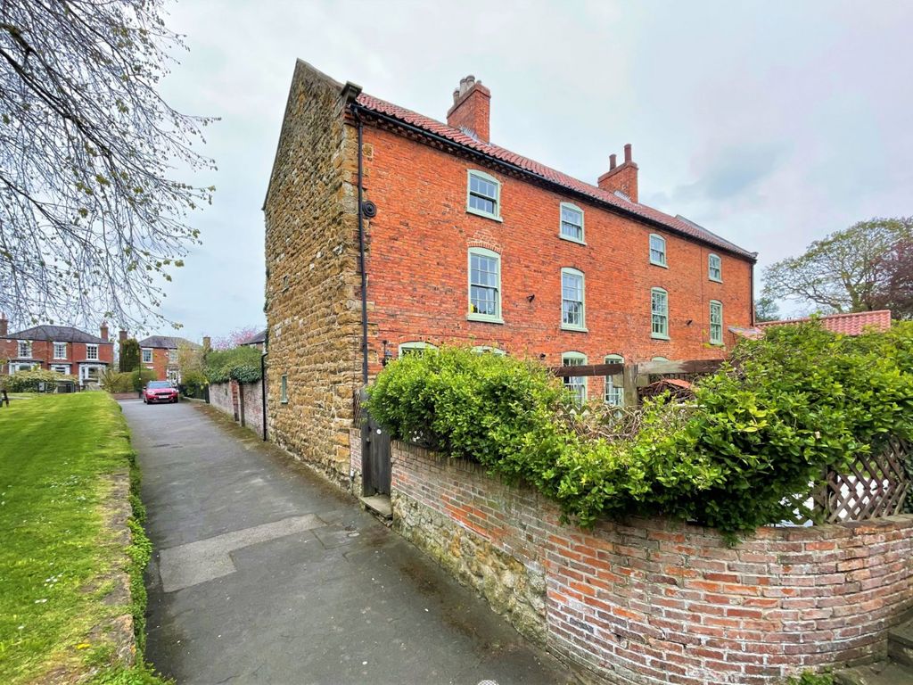 3 bed semidetached house for sale in Church Street, Caistor, Market