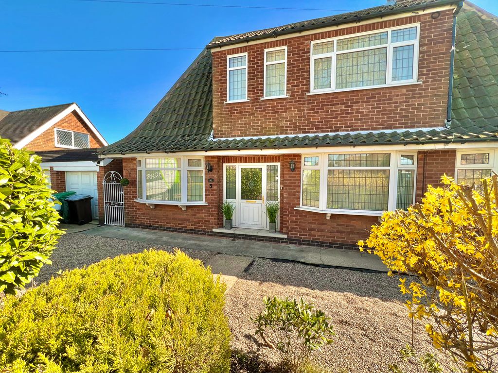 2 bed bungalow to rent in Bramcote Lane, Wollaton, Nottingham NG8, £