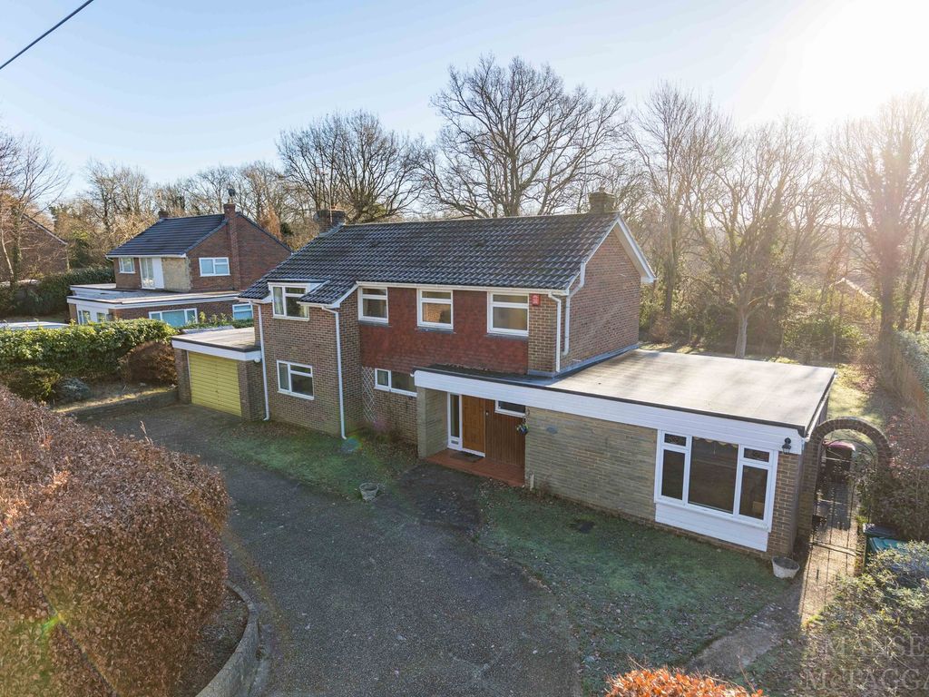 4 bed detached house for sale in Blackwater Lane, Crawley RH10, £