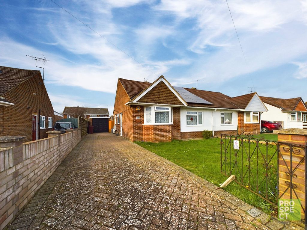 2 bed bungalow for sale in Winton Road, Reading, Berkshire RG2, £