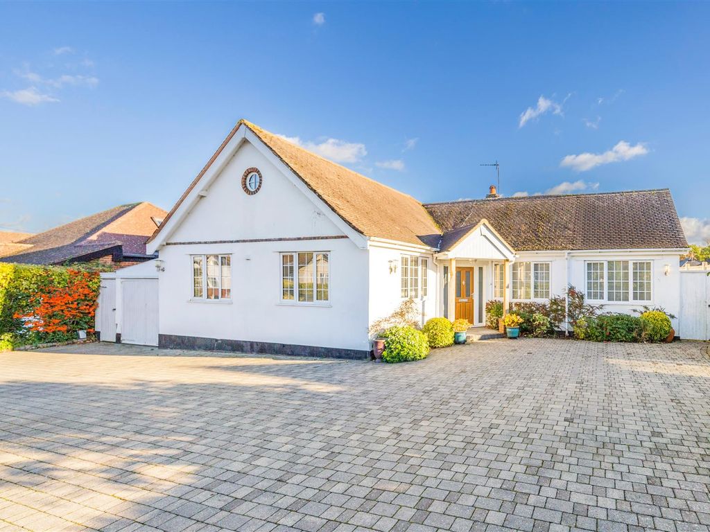 4 bed detached bungalow for sale in Waterer Gardens, Burgh Heath
