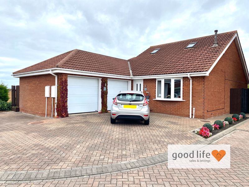 4 bed detached bungalow for sale in Jefferson Close, Fulwell