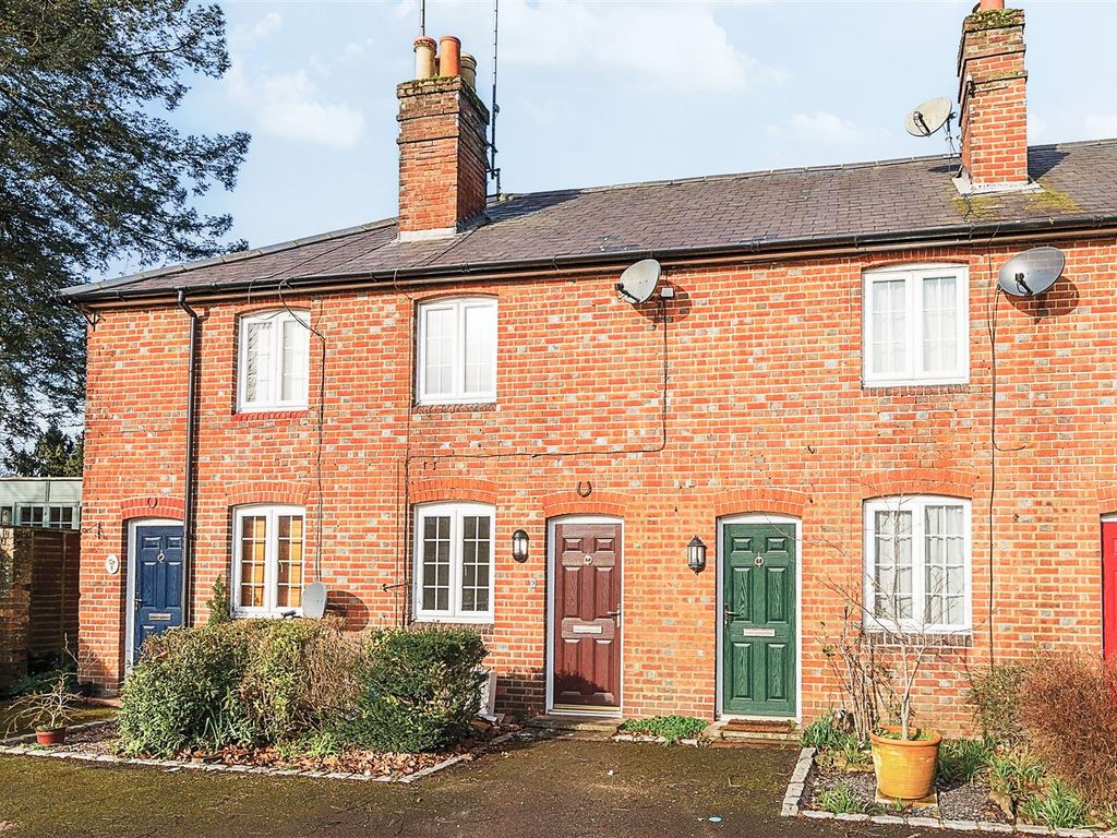 2 bed terraced house to rent in Cow Lane, Godalming GU7, £1,350 pcm