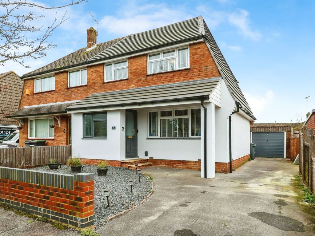 3 bed semidetached house for sale in Wheatsheaf Drive, Cowplain