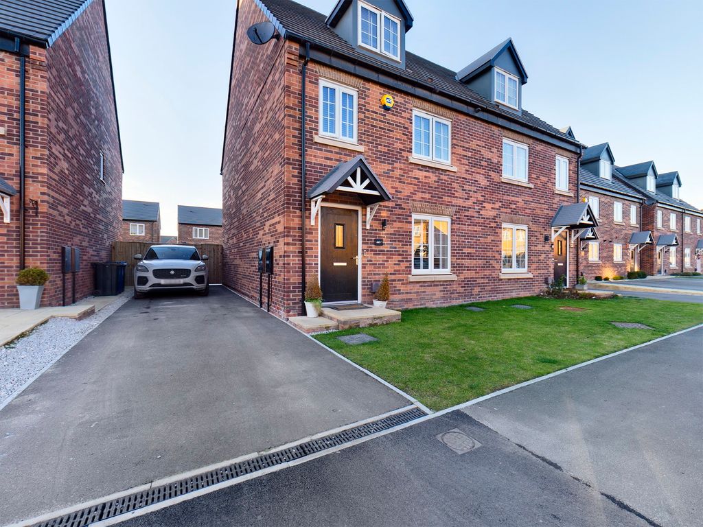 4 bed semidetached house for sale in Cutter Lane, New Rossington