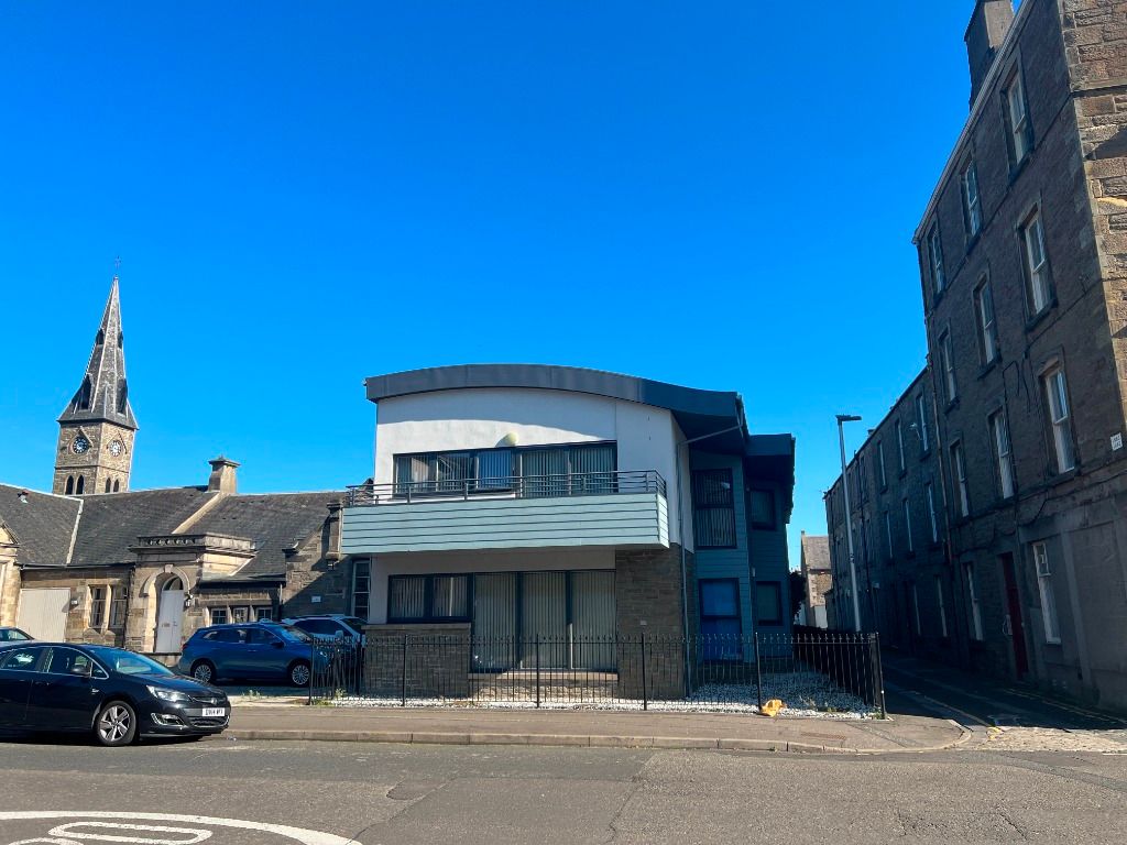 2 bed flat to rent in St Vincent Street, Broughty Ferry, Dundee DD5, £