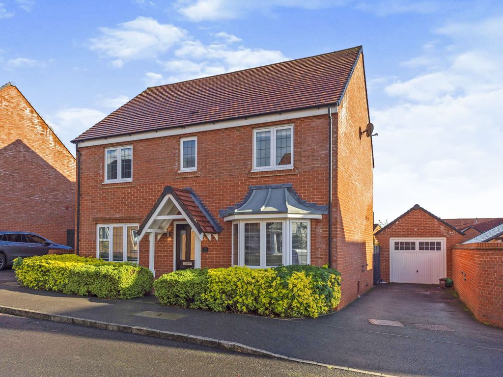 4 bed detached house for sale in Aspen Way, Silsoe, Bedford