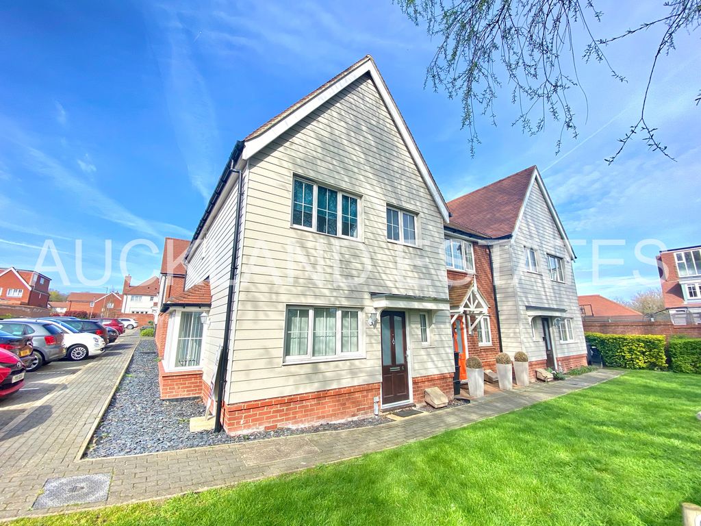 3 bed end terrace house to rent in Huxley Close, Cheshunt, Waltham