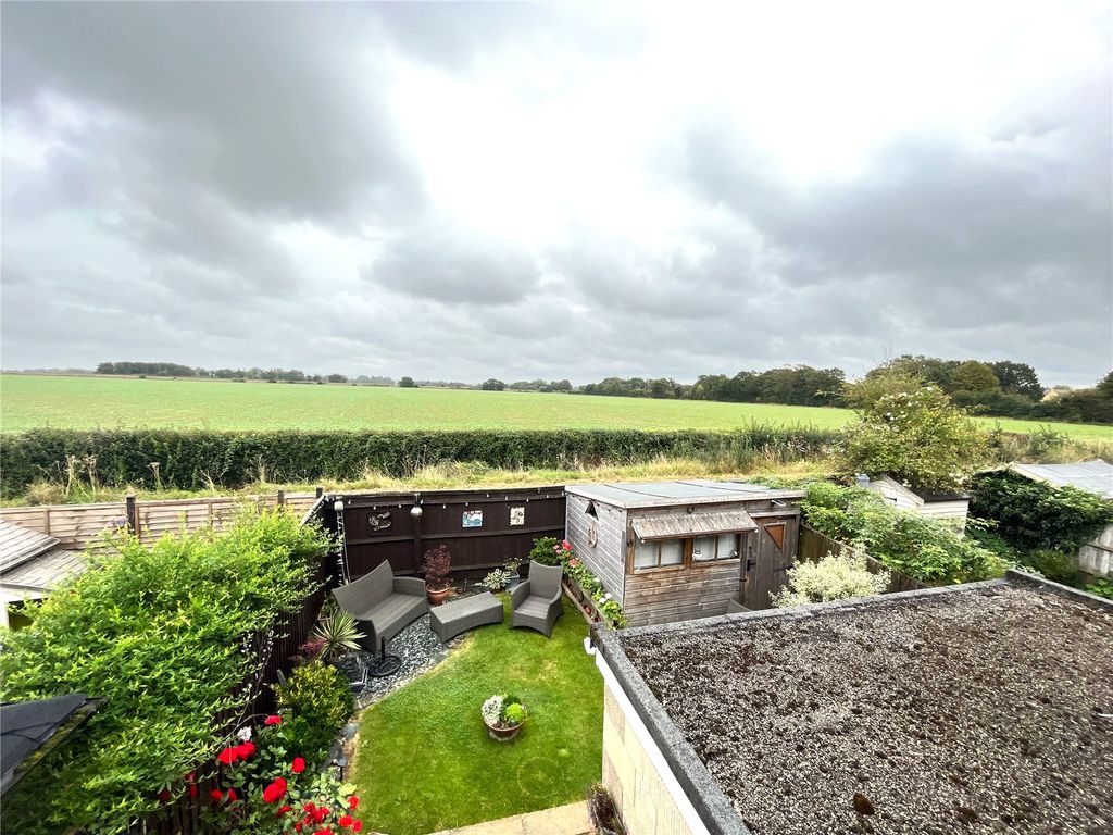 3 bed semidetached house for sale in Aldsworth Close, Fairford