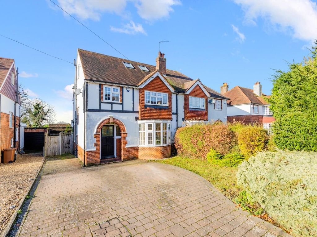 4 bed semidetached house for sale in Roundwood View, Banstead SM7, £