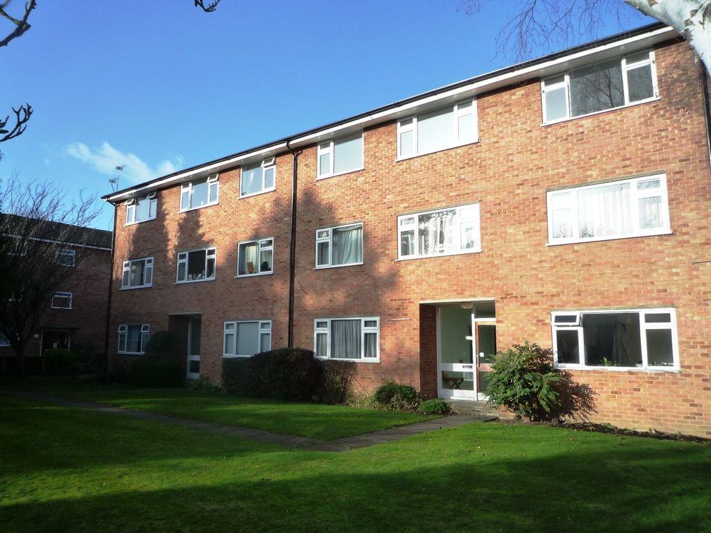 2 bed flat to rent in Palmerston Court, Lovelace Gardens, Surbiton KT6