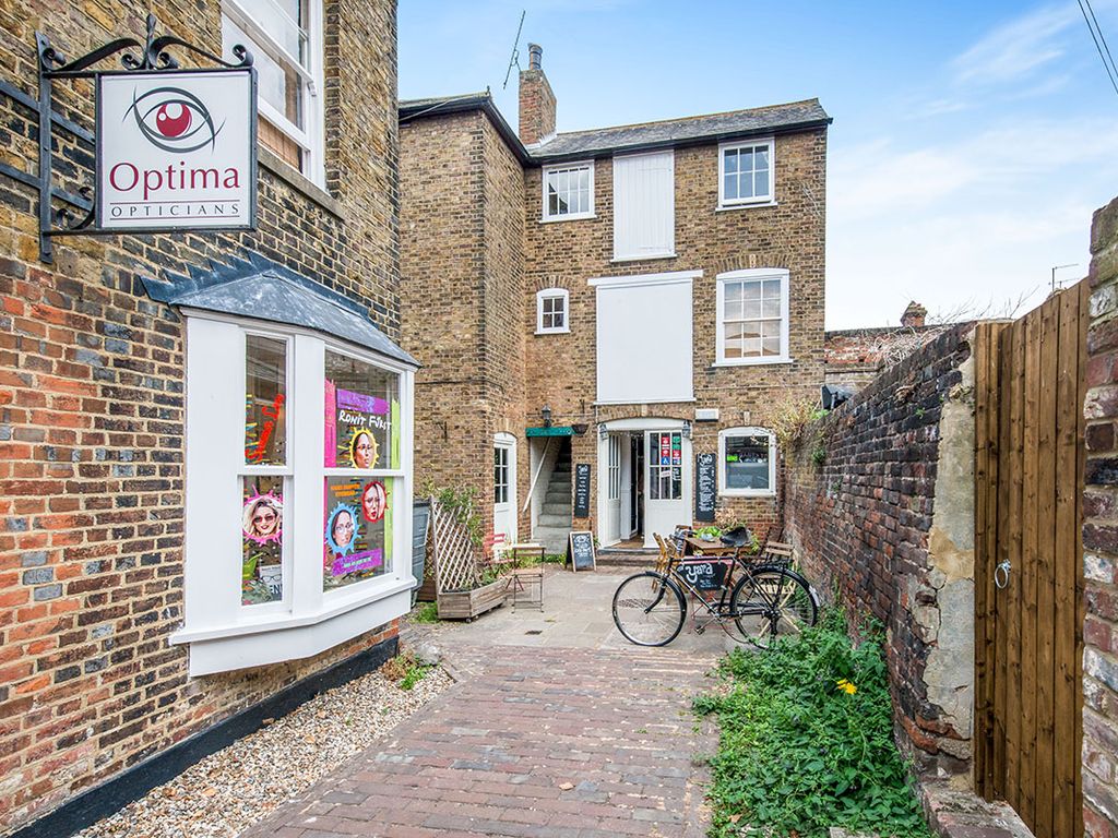 1 bed flat to rent in Jacob Yard Preston Street, Faversham, Kent ME13