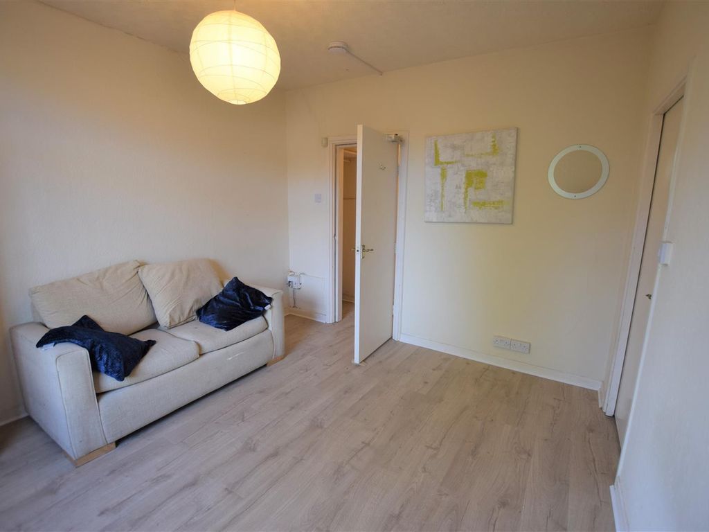 Studio to rent in Clarendon Road, Manchester M16, £675 pcm Zoopla
