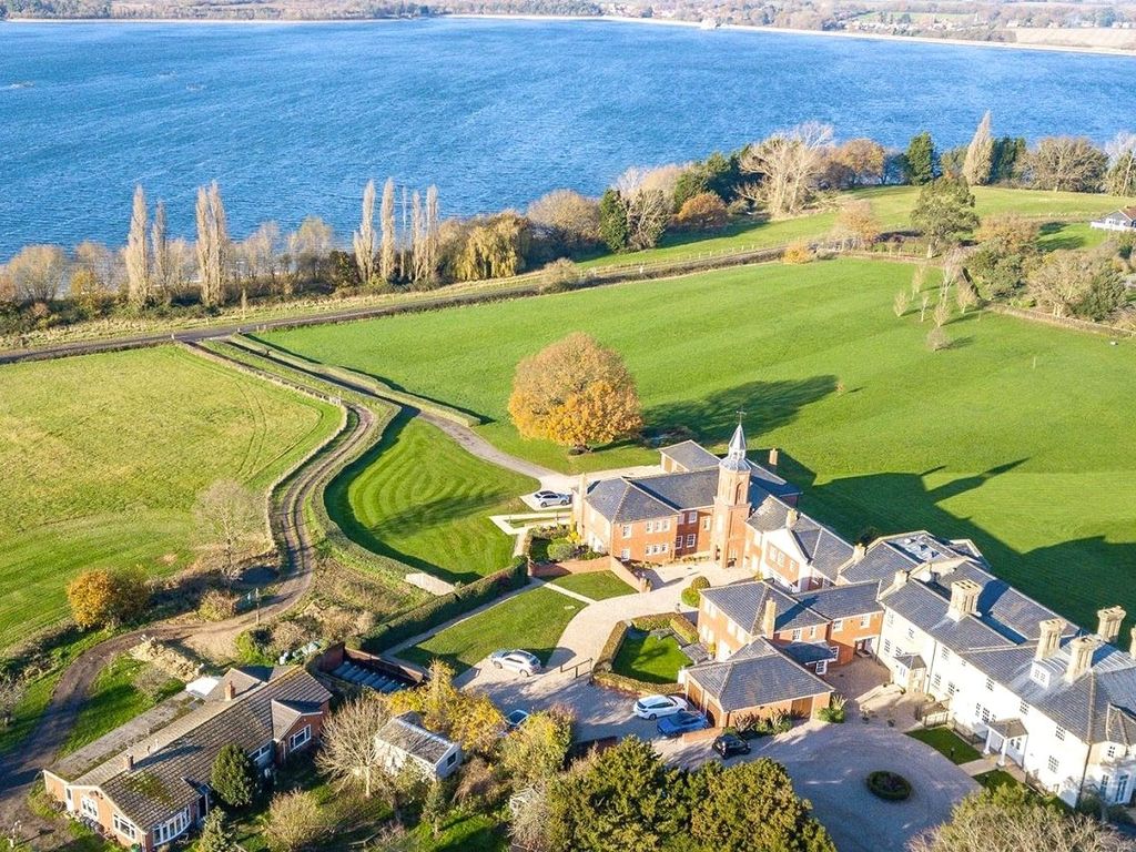 4 bed semidetached house for sale in Bearmains, South Hanningfield CM3