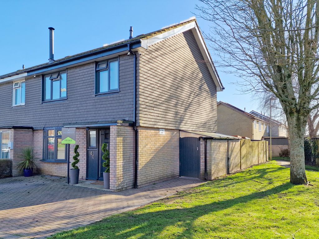 3 bed end terrace house for sale in Bays Road, Pennington, Lymington