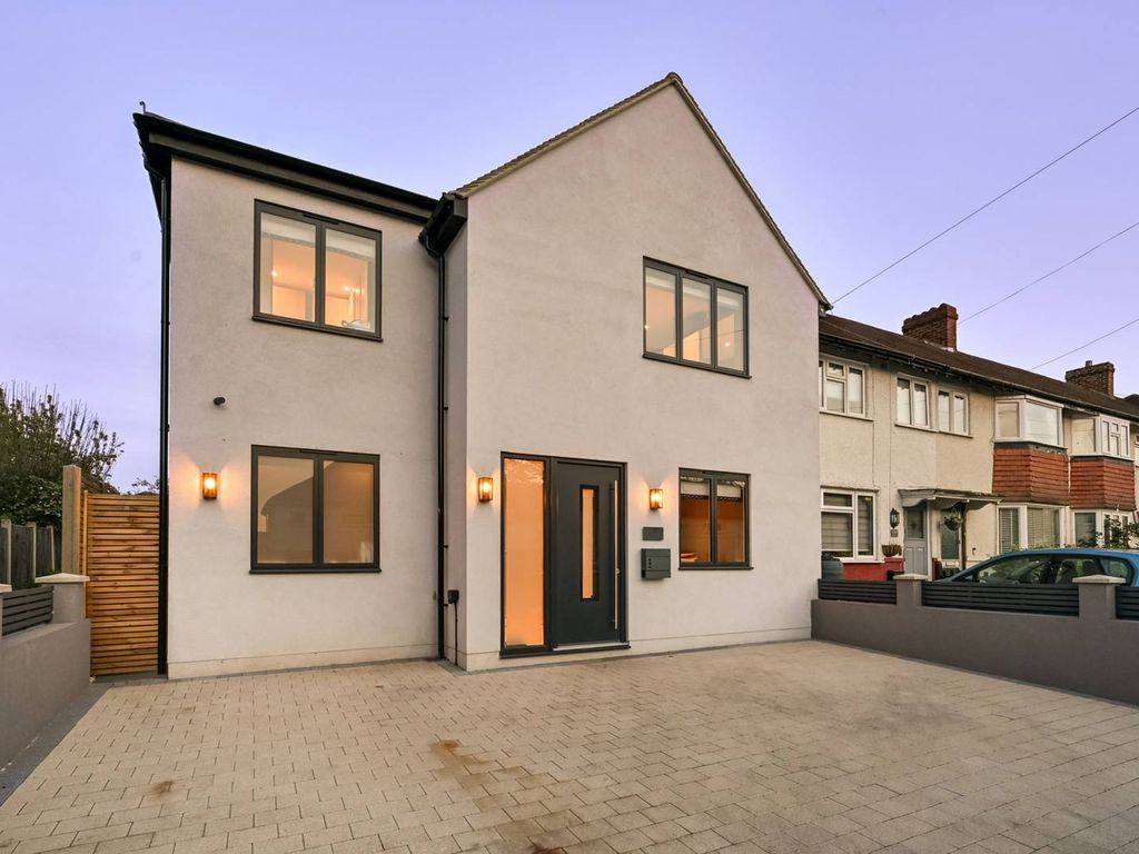 4 bed end terrace house for sale in Brinkley Road, Worcester Park KT4