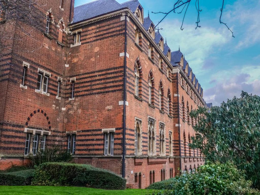 1 bed flat for sale in Clock Court, Victory Road, Wanstead E11, £