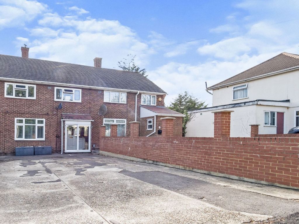 3 bed terraced house for sale in Daventry Road, Romford RM3 Zoopla