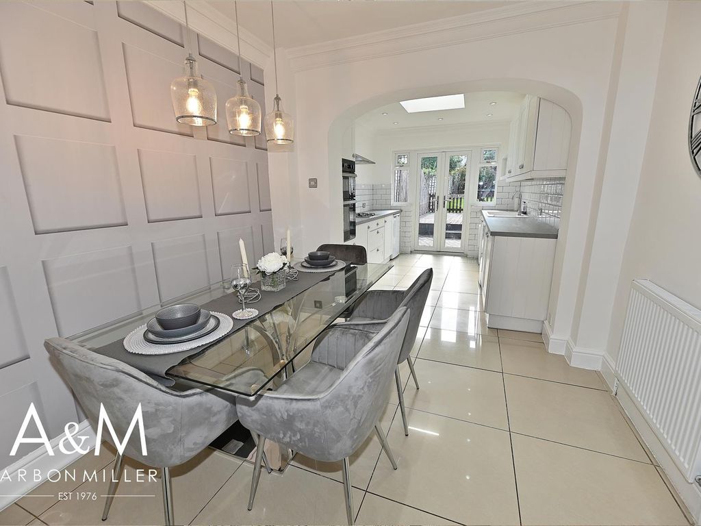 2 bed property to rent in Cheriton Avenue, Clayhall, Ilford IG5, £1,700