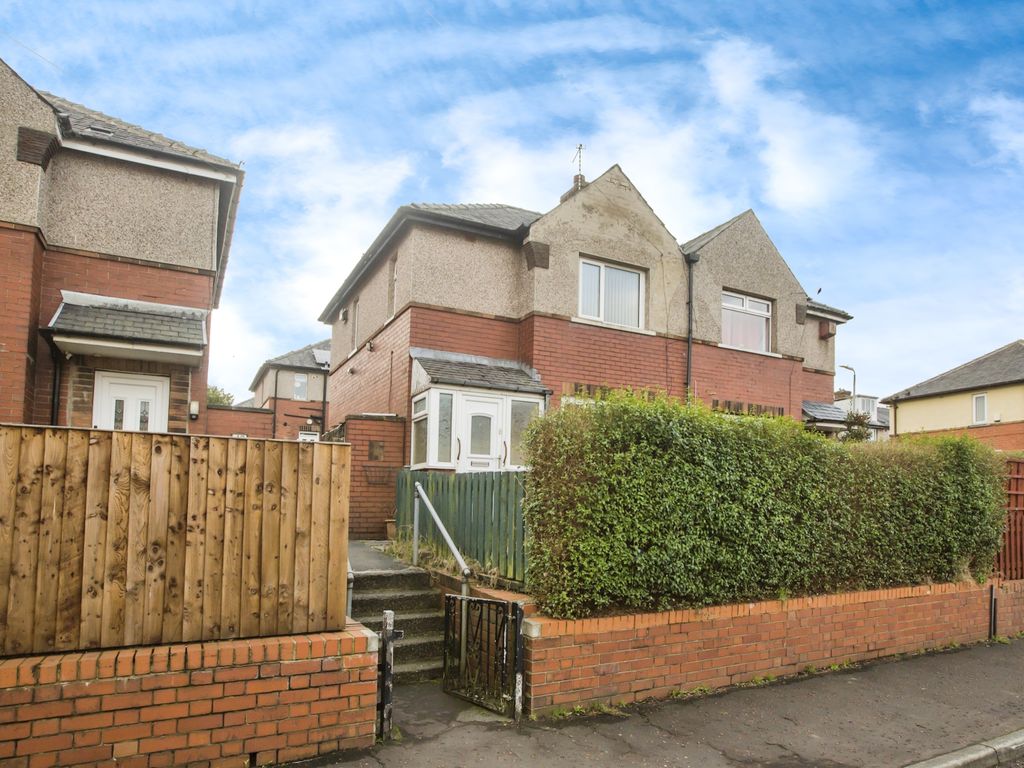 3 bed semidetached house for sale in Backhold Drive, Halifax, West