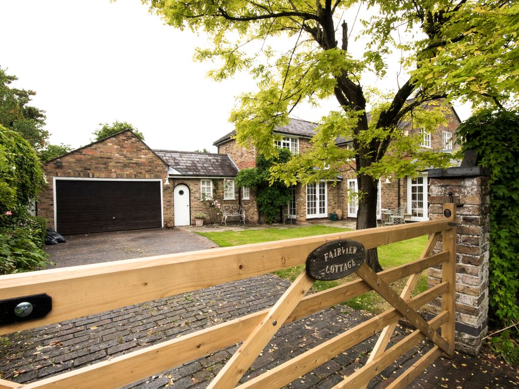 4 bed cottage to rent in Stonehill Road, Ottershaw, Chertsey KT16 Zoopla