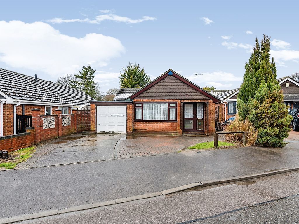3 bed detached bungalow for sale in Suncote Avenue, Dunstable LU6 Zoopla