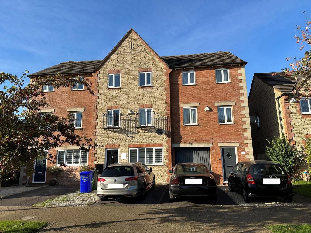 4 bed town house to rent in Lucerne Avenue, Bicester OX26, £2,000 pcm