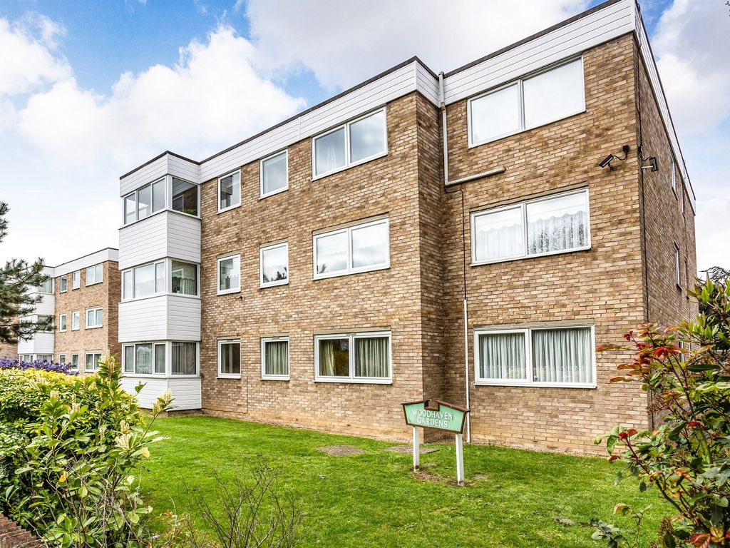 2 bed flat to rent in Woodhaven Gardens, Barkingside, Ilford IG6, £