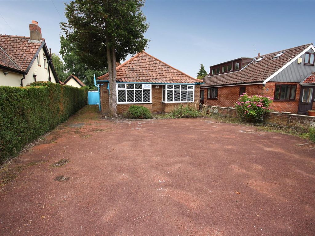 3 bed detached bungalow for sale in Stockton Lane, York YO31, £350,000