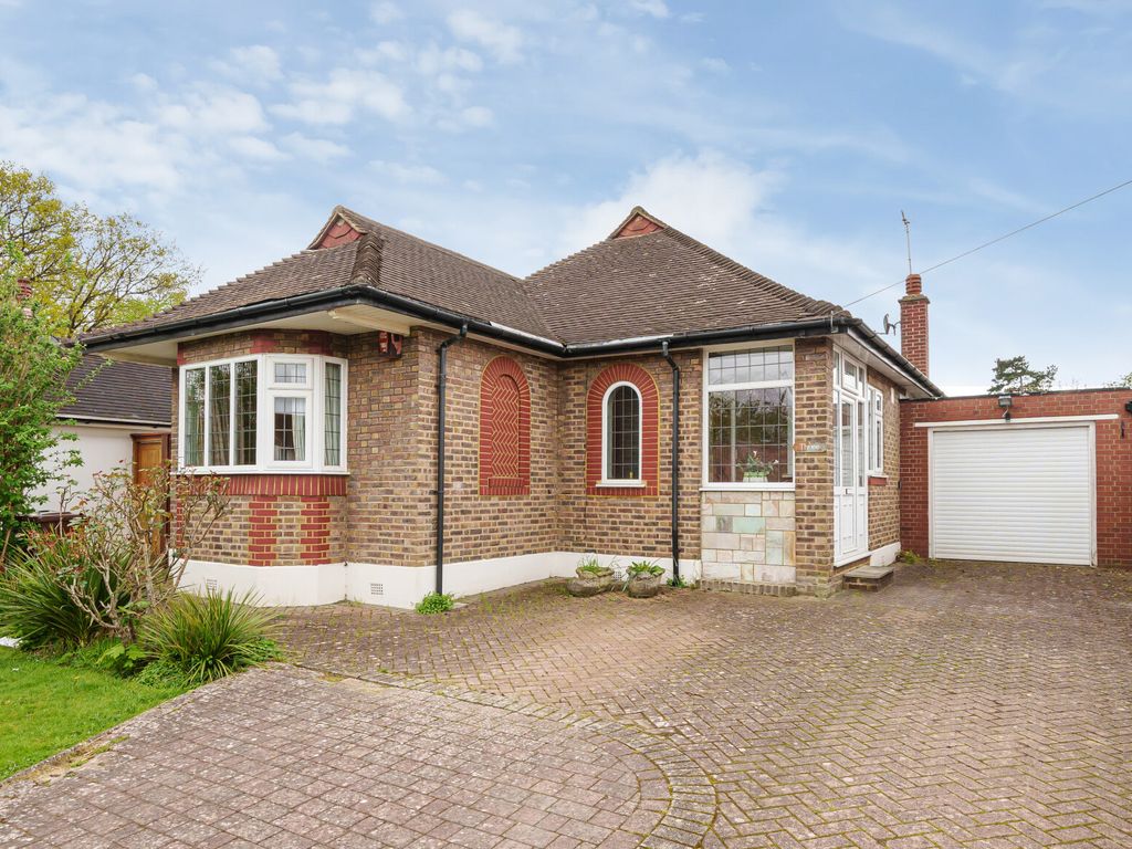 2 bed bungalow for sale in Delta Road, Worcester Park, Surrey KT4, £