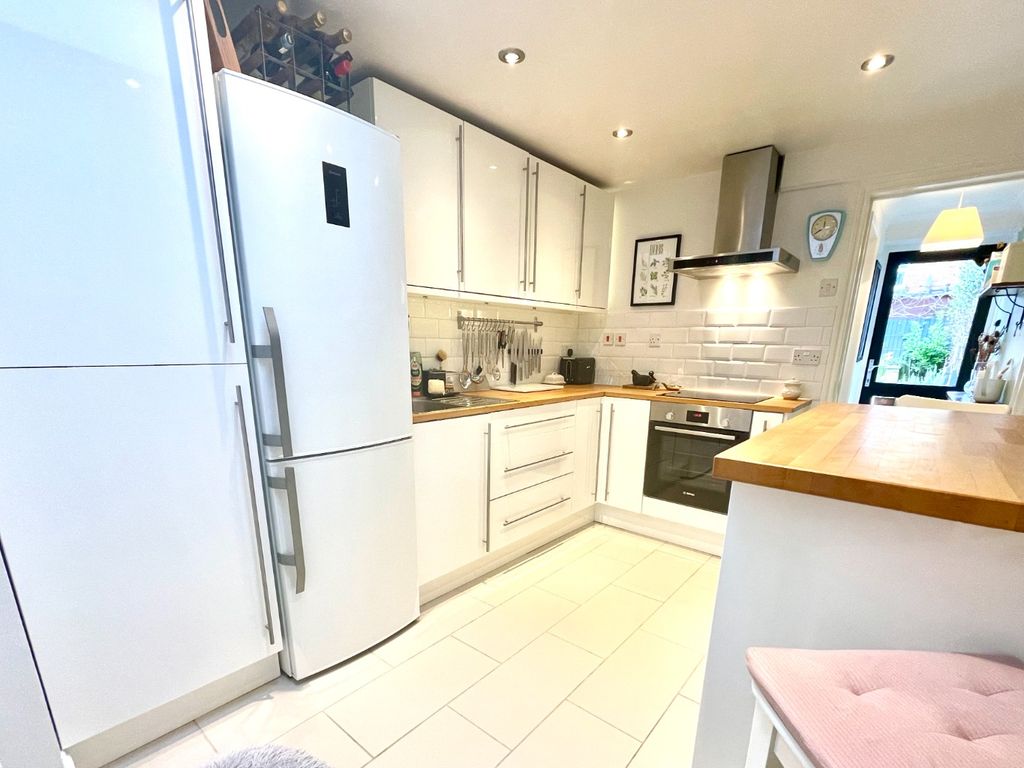 2 bed terraced house for sale in Cardigan Road, Reading, Berkshire RG1