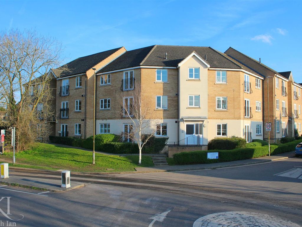 2 bed property for sale in Lady Margaret Gardens, Ware SG12, £265,000