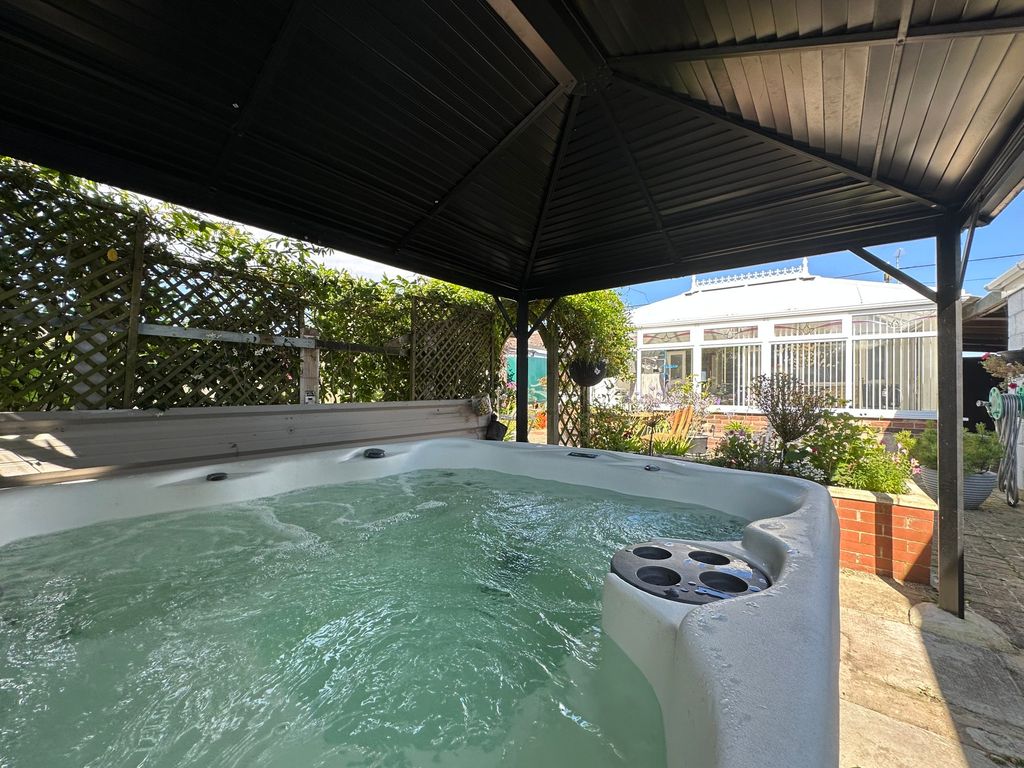 4 bed detached bungalow for sale in Fakes Road, Hemsby, Great Yarmouth