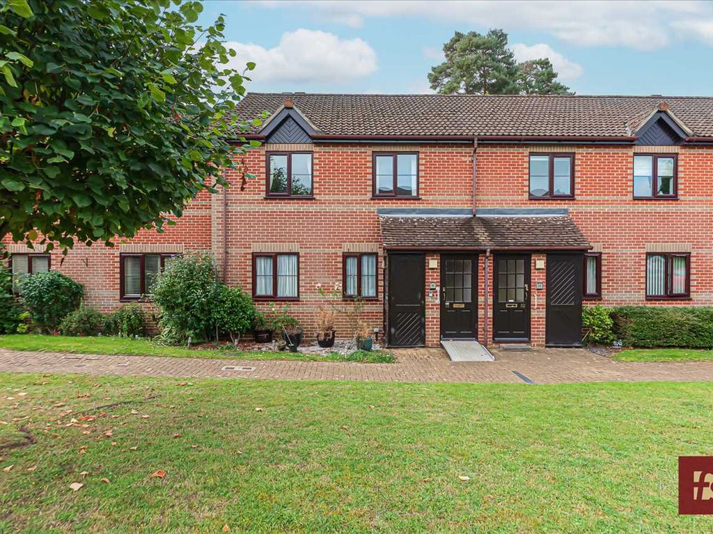 2 bed property for sale in Copenhagen Walk, Crowthorne RG45, £160,000