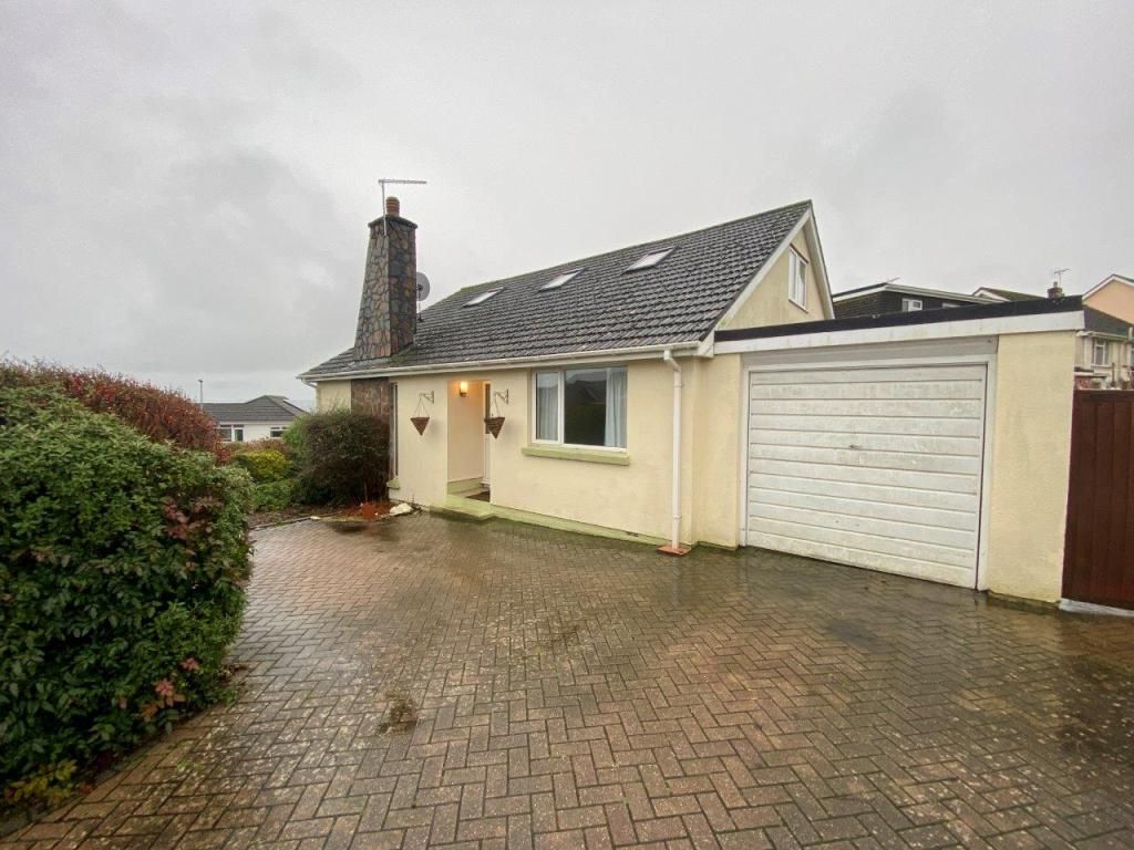 4 bed detached house to rent in Albany Road, Preston, Paignton TQ3, £