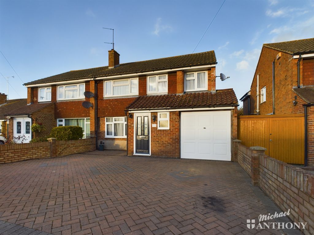 4 bed semidetached house for sale in Broughton Avenue, Aylesbury HP20, £460,000 Zoopla