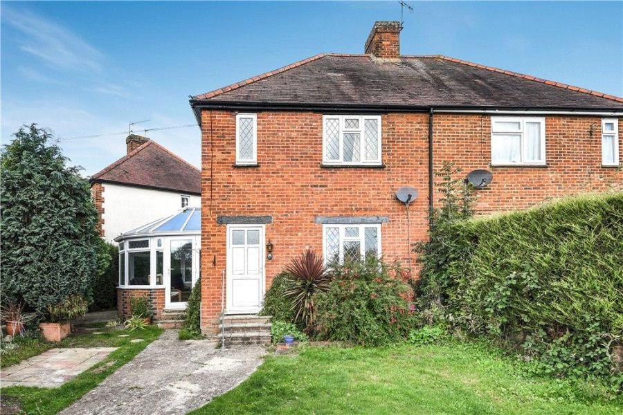 4 bed semidetached house to rent in Durham Close, Guildford GU2, £