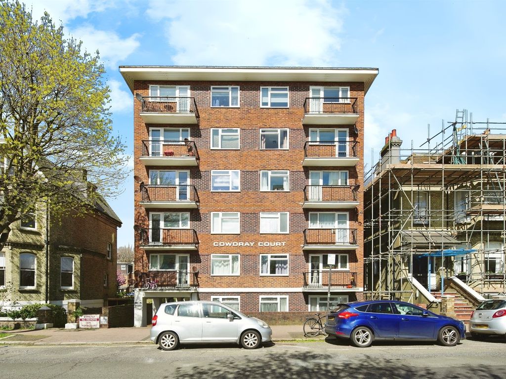 3 bed flat for sale in Cromwell Road, Hove BN3, £299,950 Zoopla