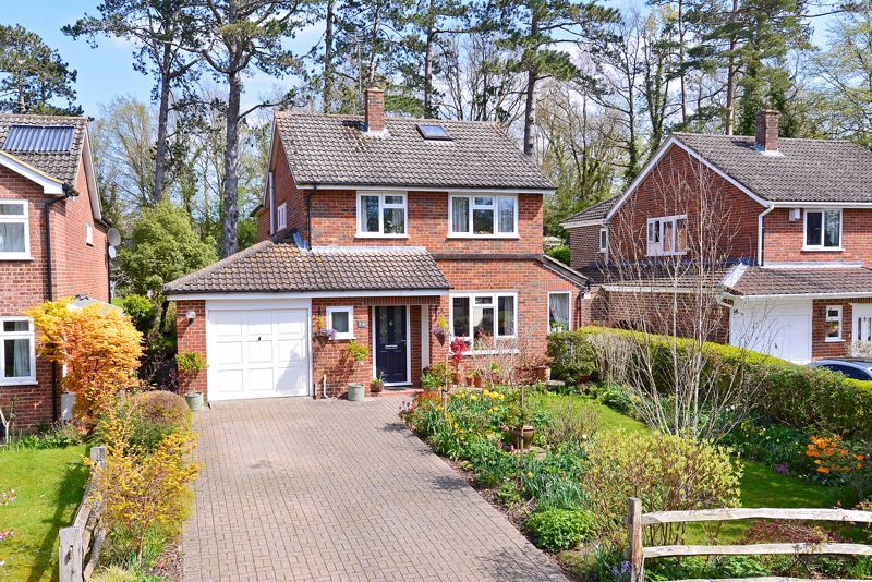 4 bed detached house for sale in Gaskyns Close, Rudgwick, Horsham RH12
