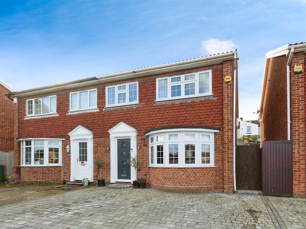 3 bed semidetached house for sale in Coniston Close, Dartford DA1, £