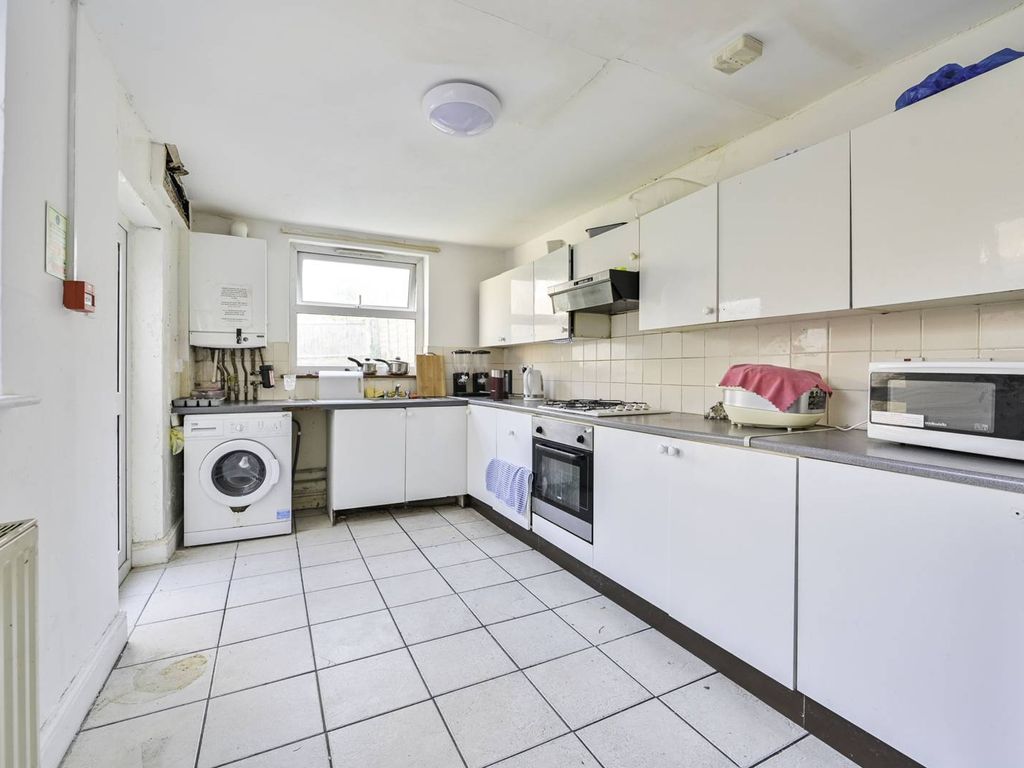 6 bed end terrace house for sale in Gibbon Road, Nunhead SE15, £800,000