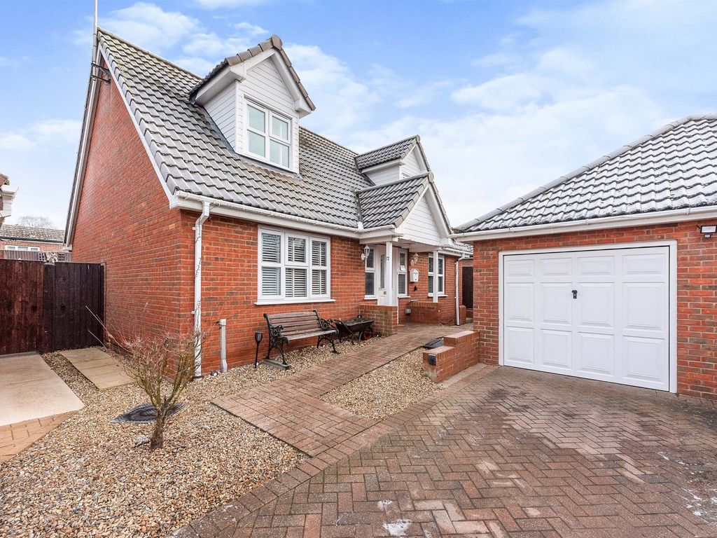 3 bed bungalow for sale in Warreners Reach, Lakenheath, Brandon IP27