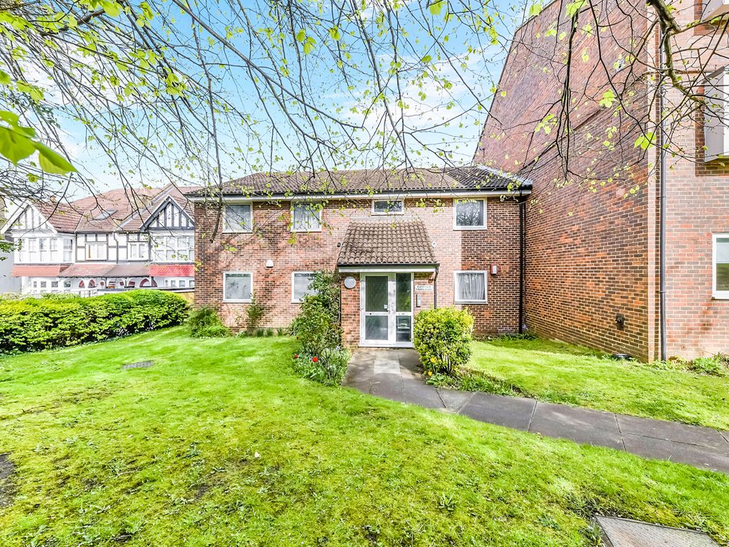 1 bed flat for sale in Parrs Close, Sanderstead, South Croydon CR2, £