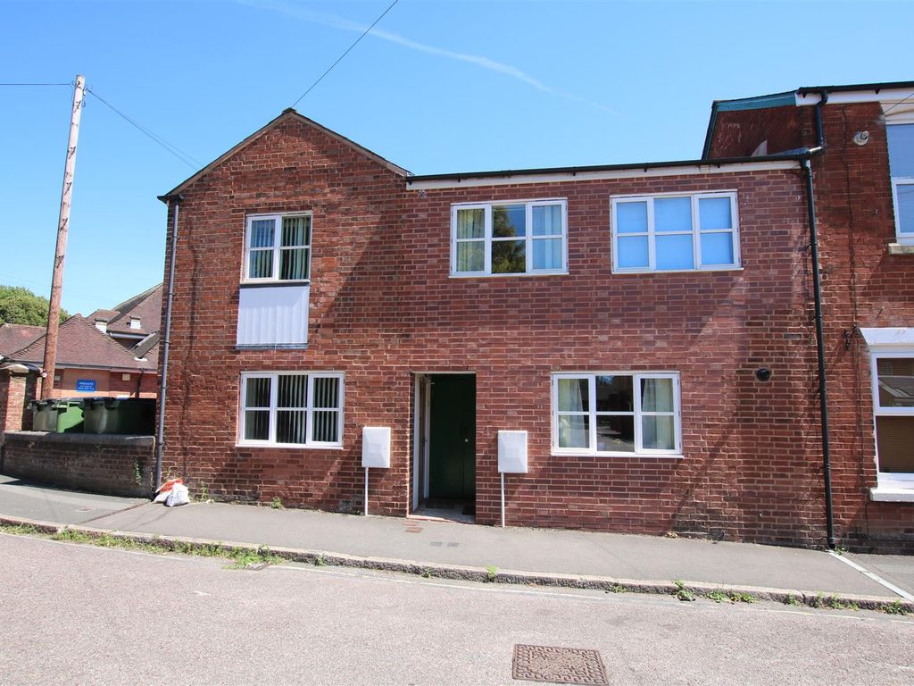 2 bed semidetached house to rent in Bull Meadow Road, St. Leonards