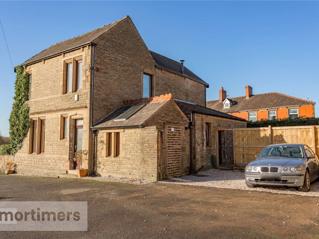 3 bed detached house to rent in Blackburn Road, Great Harwood